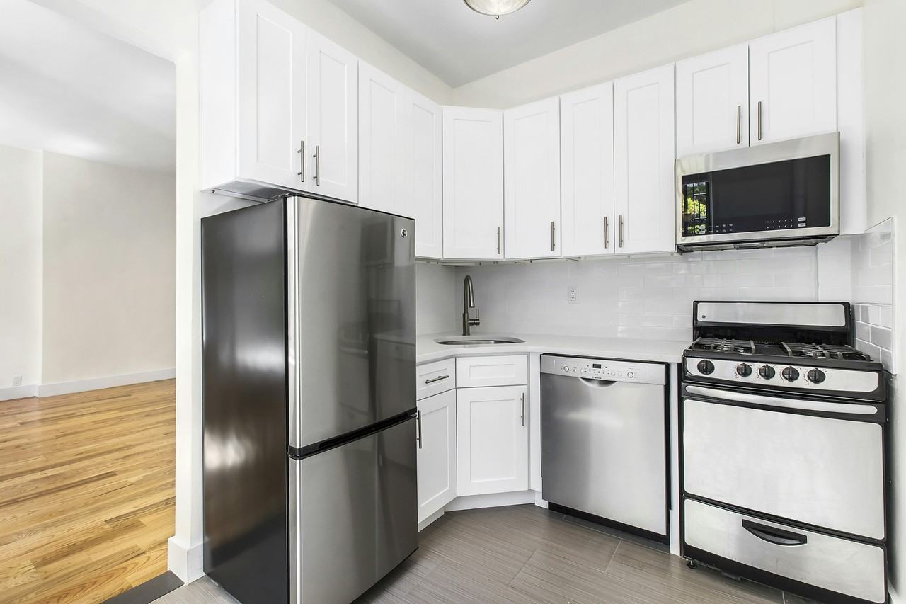 417 W 50th St #2A - Photo 2 of 6