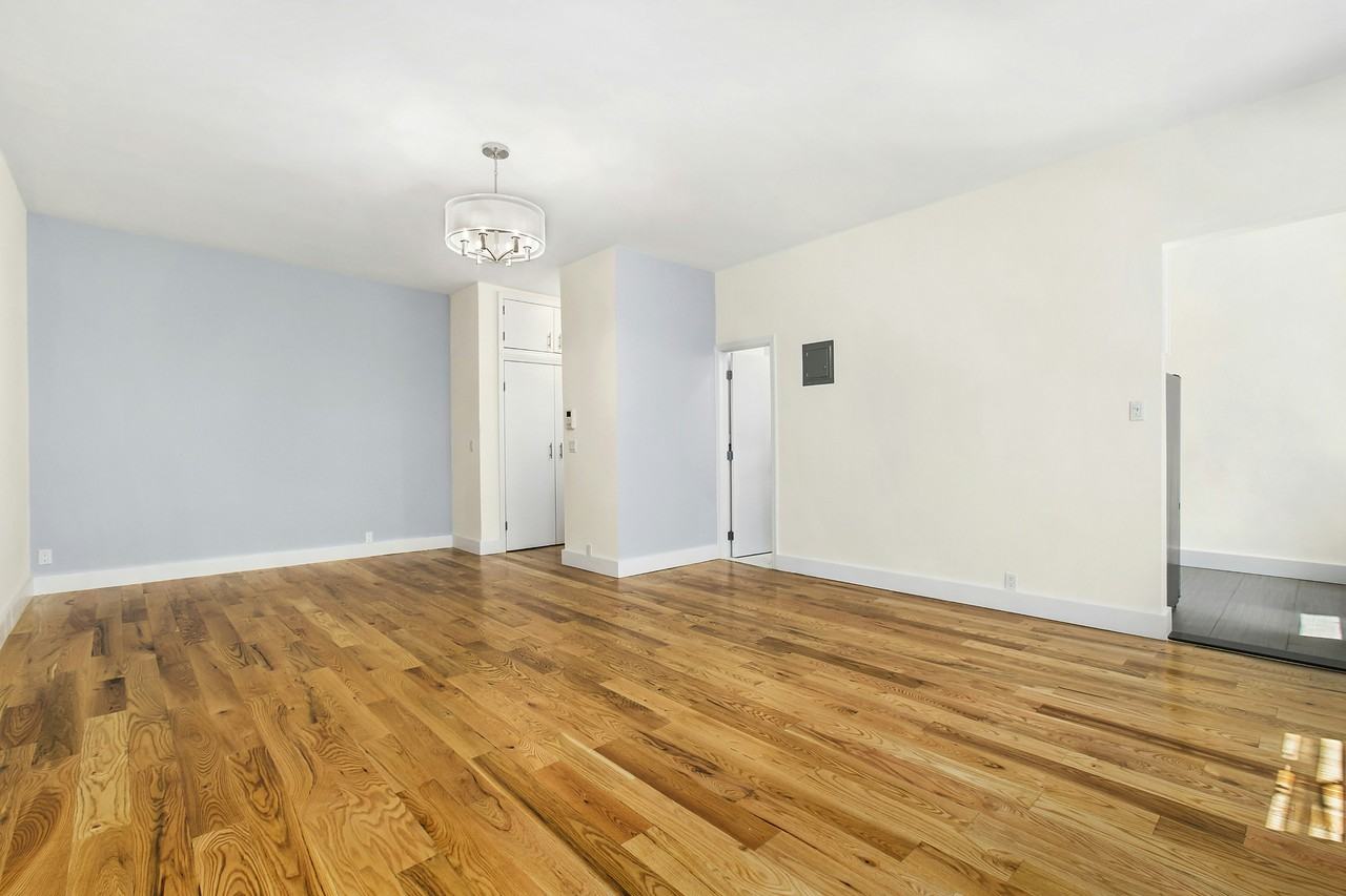417 W 50th St #2A - Photo 3 of 6