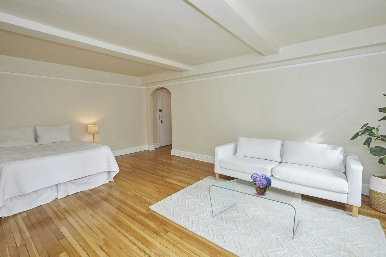 319 E 50th St #5F - Photo 2 of 6