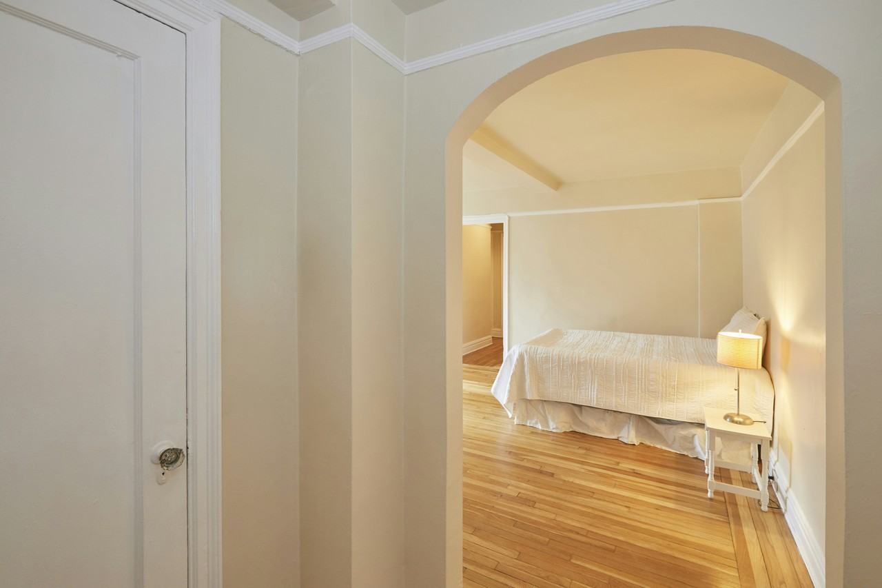 319 E 50th St #5F - Photo 3 of 6