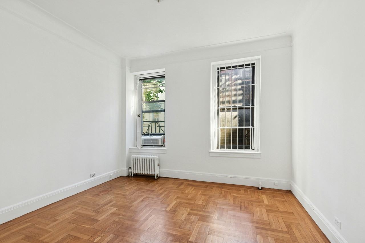 317 E 18th St #2D - Photo 2 of 4