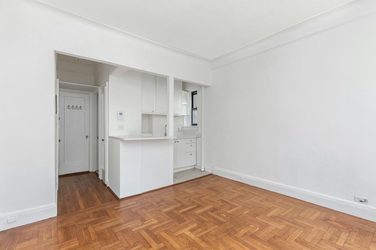 317 E 18th St #2D - Photo 4 of 4