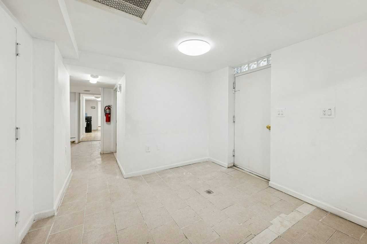 1549 Selwyn Ave - Photo 2 of 12