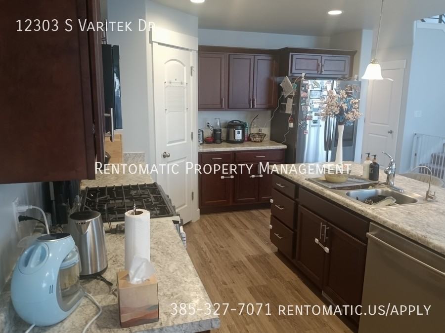 12303 S Varitek Dr - Photo 7 of 43