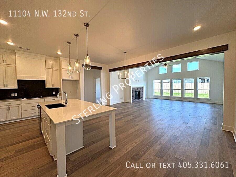 11104 Nw 132nd St - Photo 4 of 50
