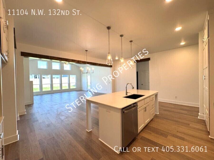11104 Nw 132nd St - Photo 5 of 50
