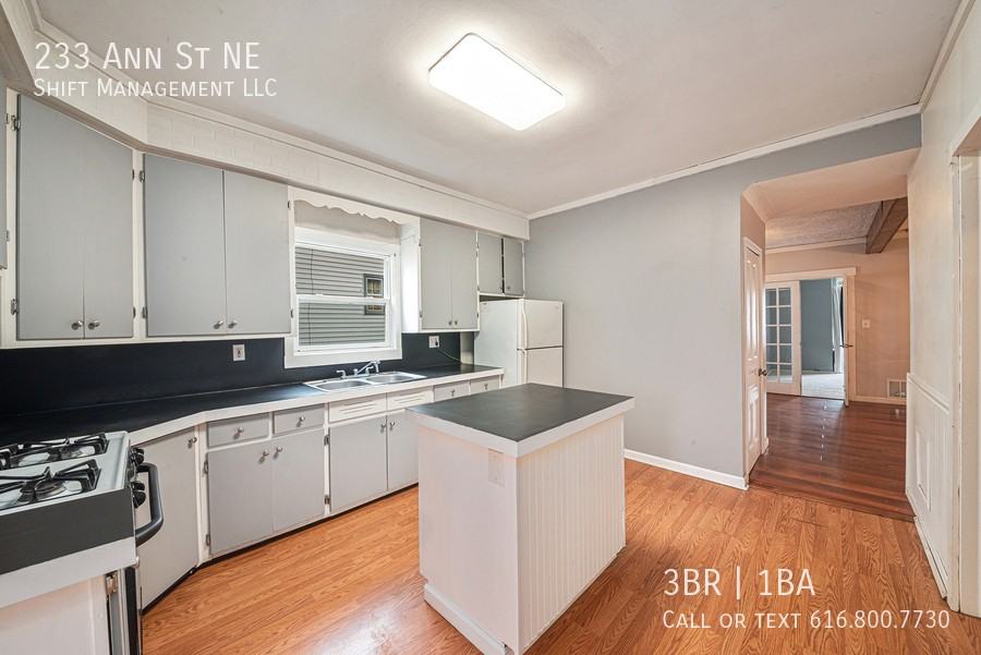 233 Ann St Ne - Photo 6 of 34
