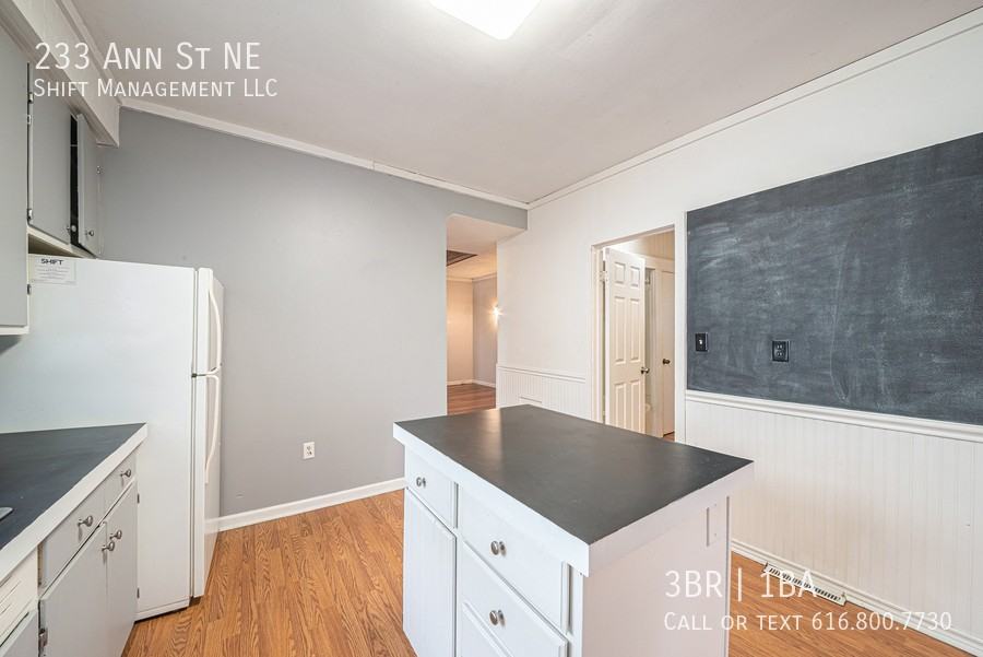 233 Ann St Ne - Photo 7 of 34