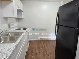 featured image of 1111 N Elm St #R