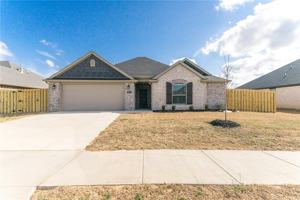 featured image of 921 Sassafras Ln