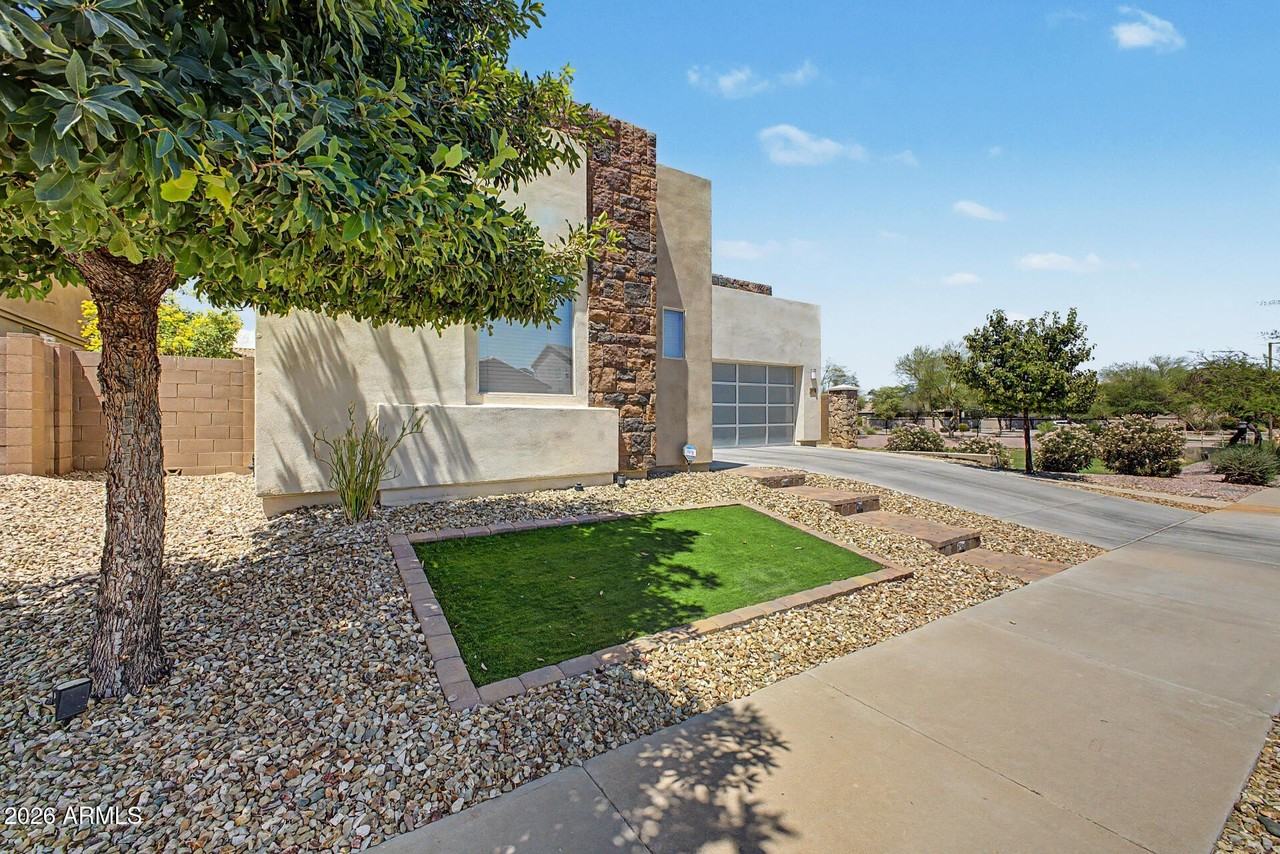 15912 W Sierra St - Photo 4 of 43