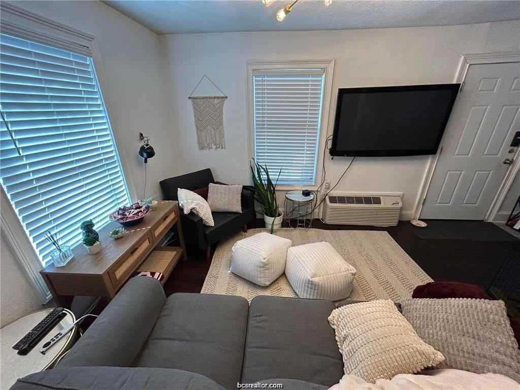 216 Montclair Ave - Photo 4 of 13