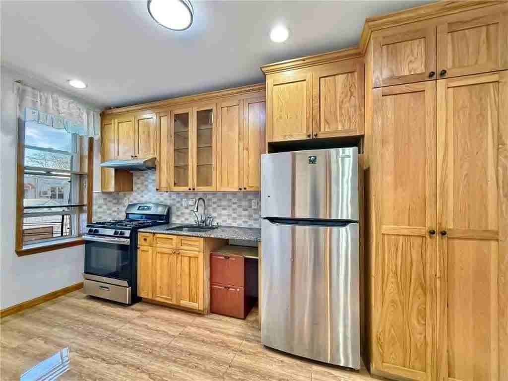 2532 E 26th St #1 - Photo 4 of 11