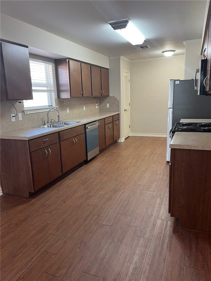 6133 Maximus Dr - Photo 6 of 9