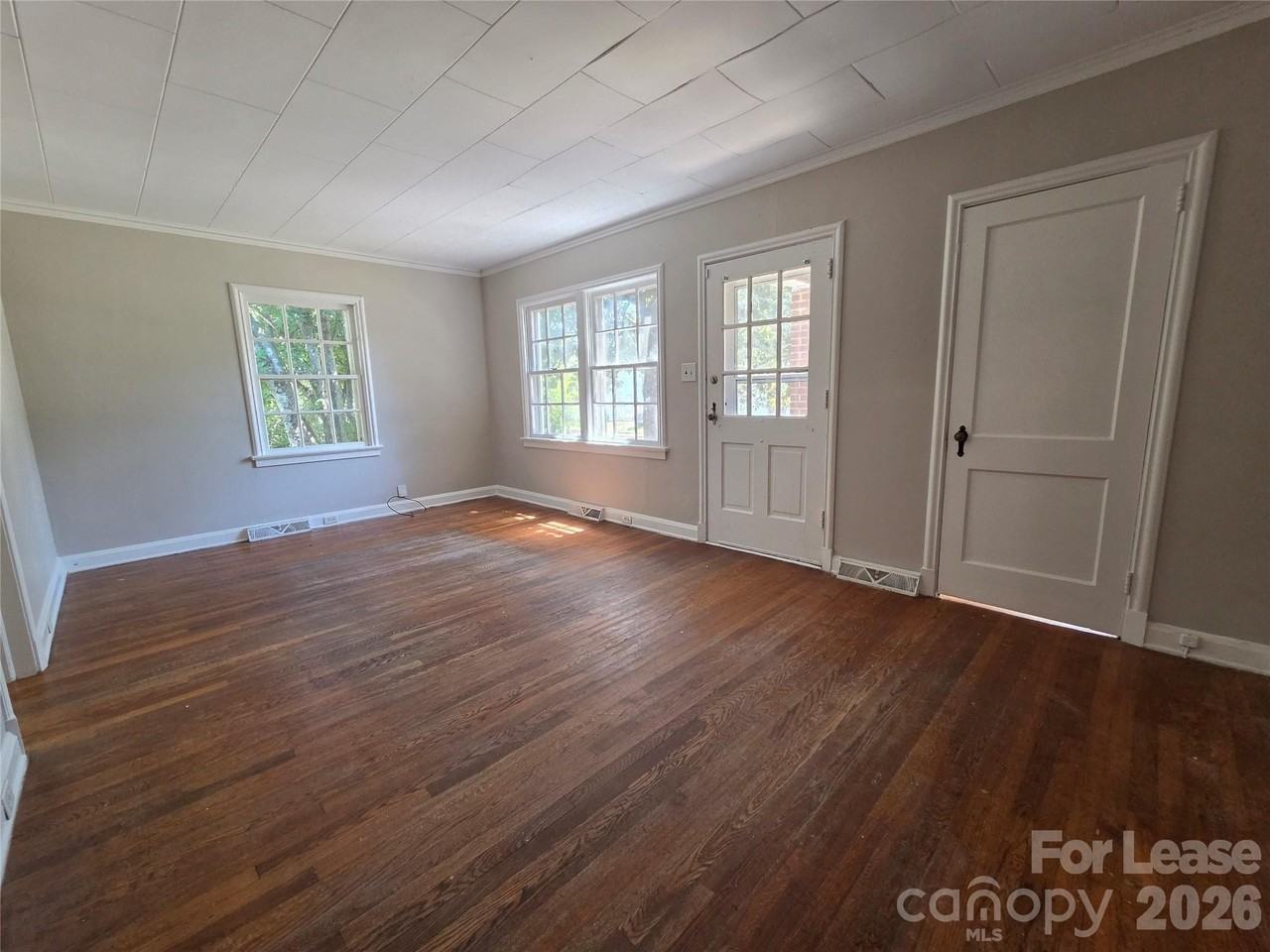 322 W Mccubbins St - Photo 3 of 11
