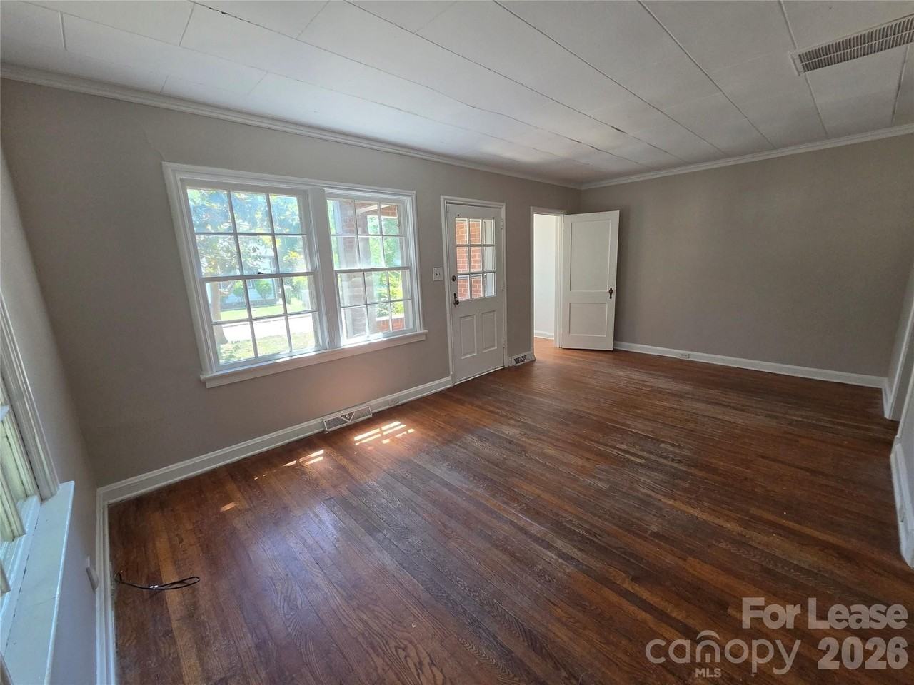 322 W Mccubbins St - Photo 4 of 11
