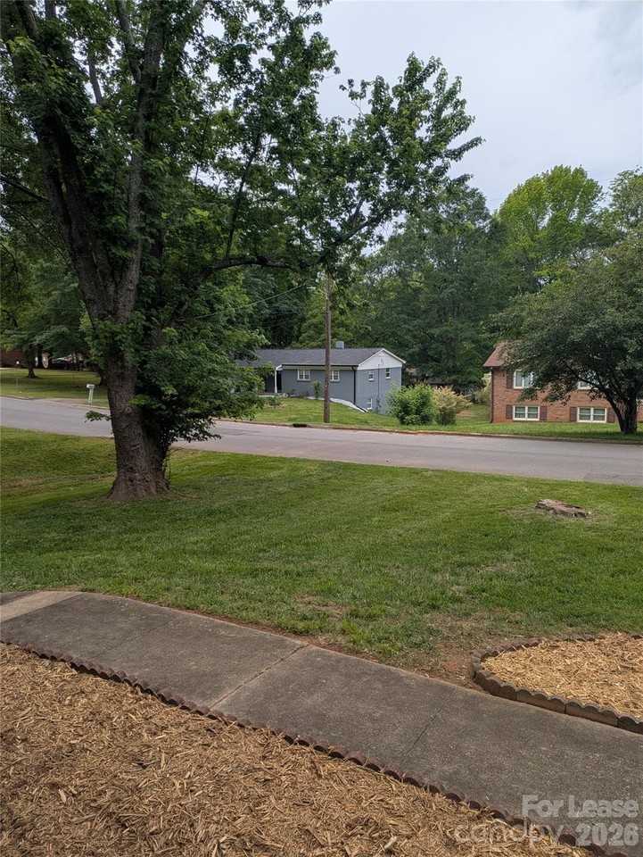 1002 Hemlock Dr - Photo 6 of 42