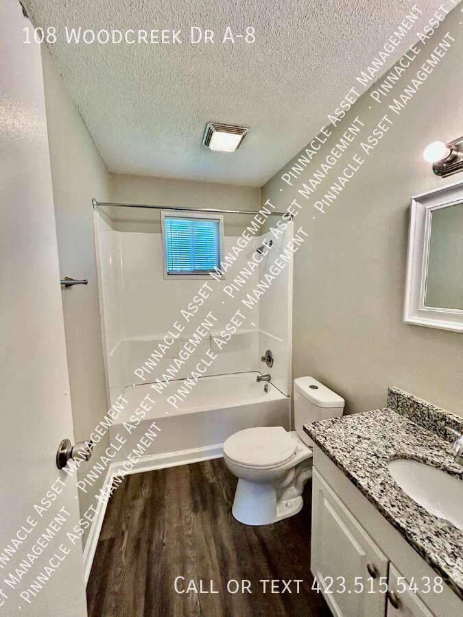 108 Woodcreek Dr - Photo 3 of 38