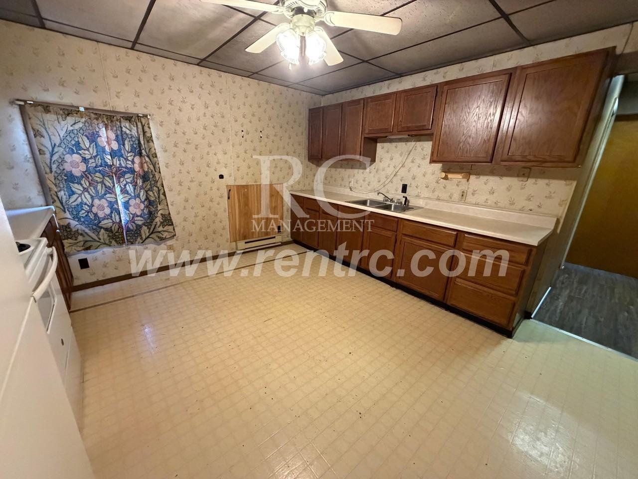 1307 Lape St Apt C - Photo 2 of 9