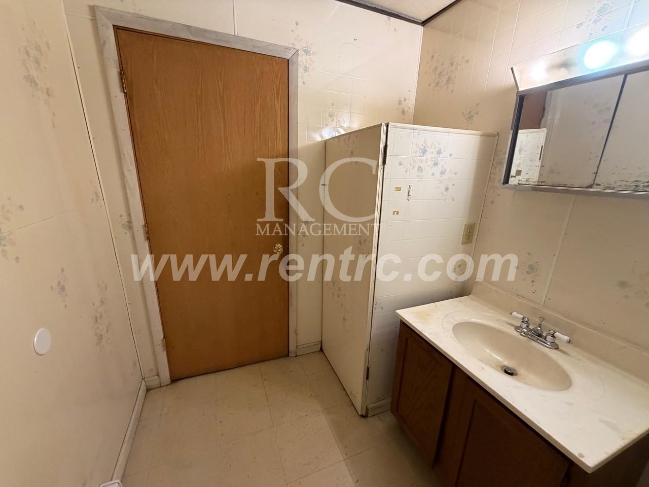 1307 Lape St Apt C - Photo 4 of 9