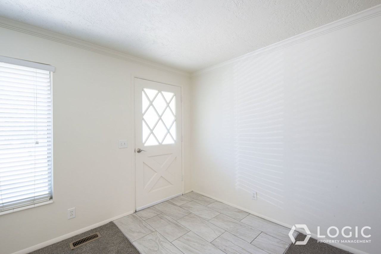 1911 E Cecelia Cir - Photo 5 of 27