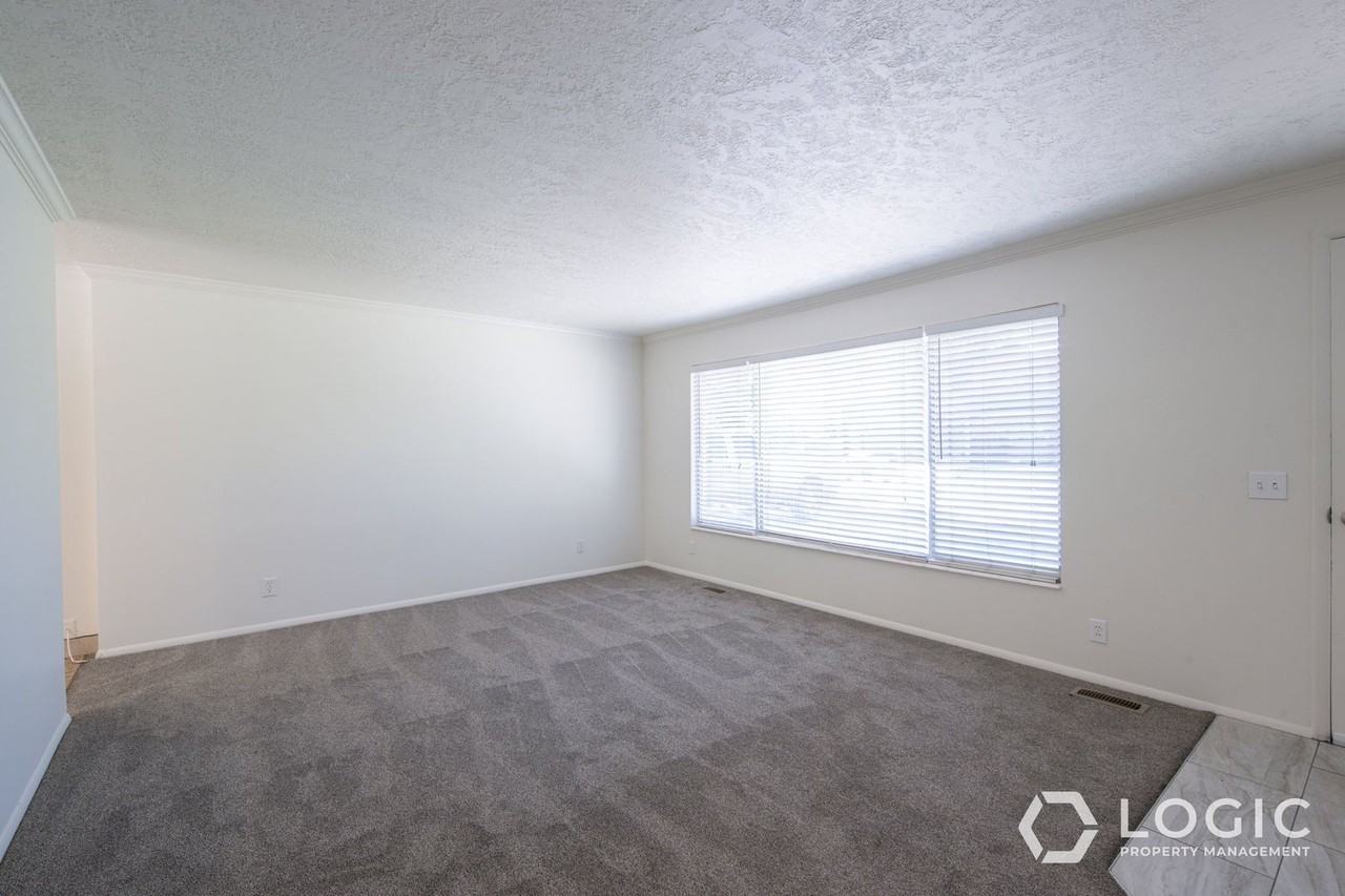 1911 E Cecelia Cir - Photo 6 of 27