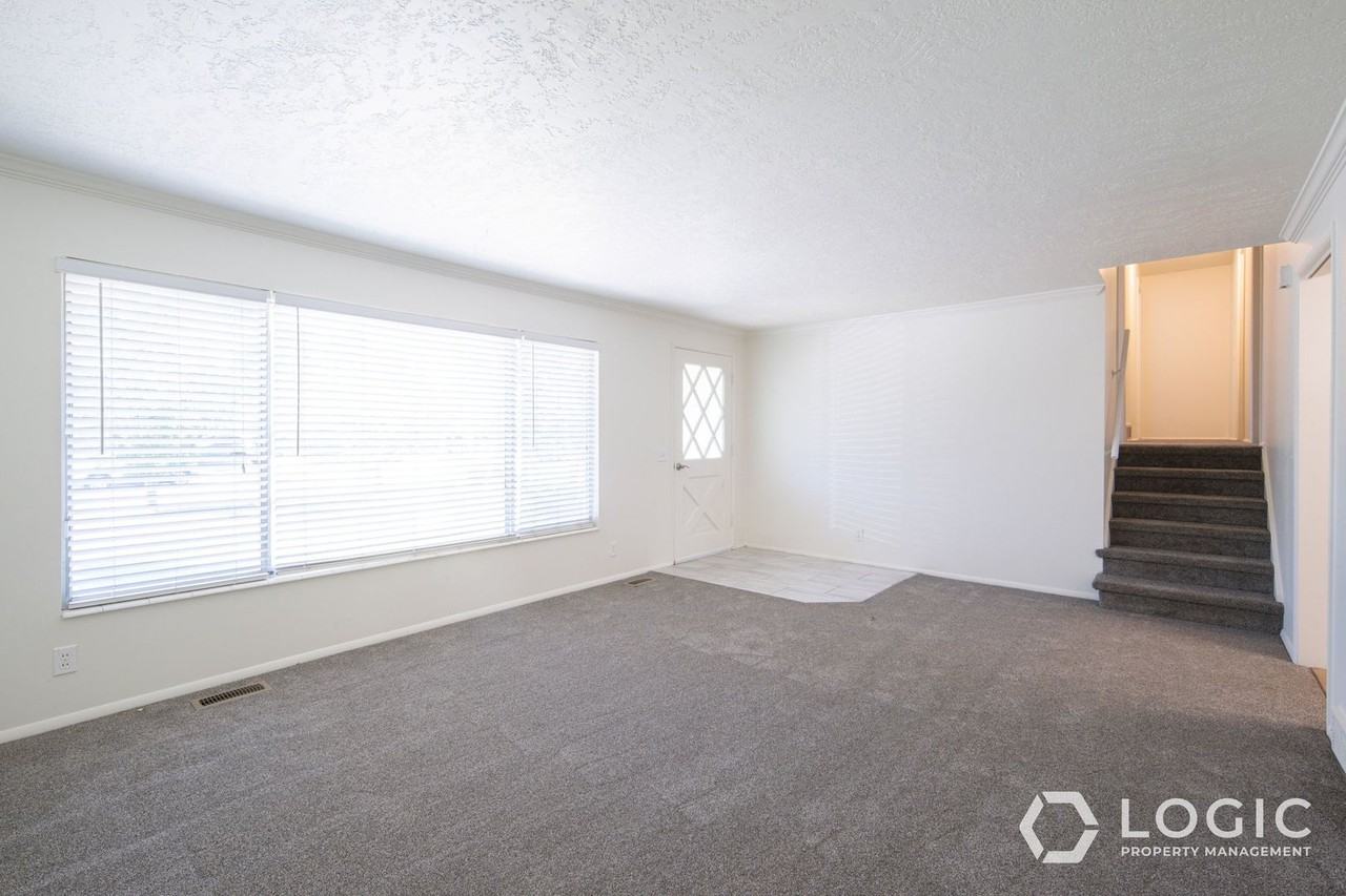 1911 E Cecelia Cir - Photo 7 of 27