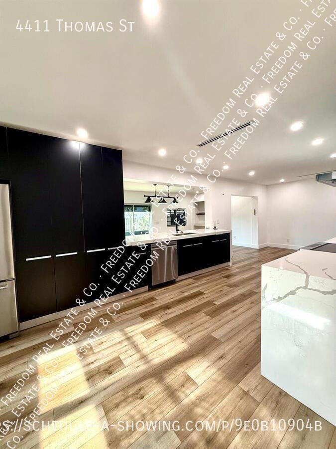 4411 Thomas St - Photo 4 of 14