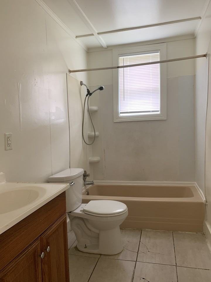 1015 Parker St #1 - Photo 2 of 6