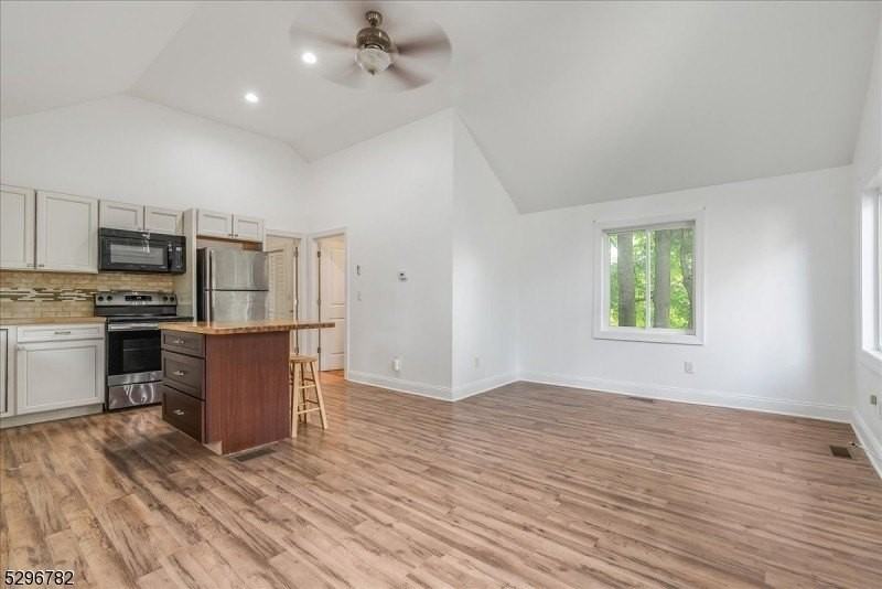 132 Sparta Ave - Photo 3 of 9