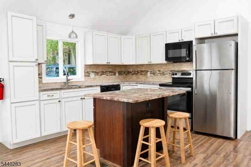 132 Sparta Ave - Photo 5 of 9