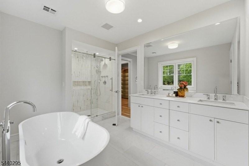 330 Wyoming Ave - Photo 6 of 11