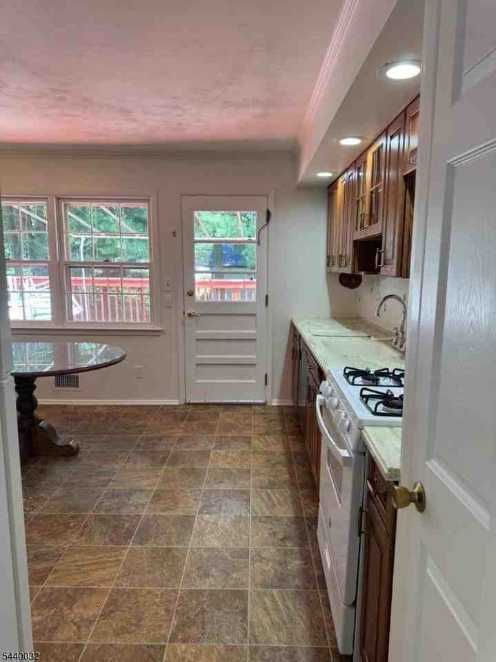 76 Cider Mill Rd - Photo 7 of 40
