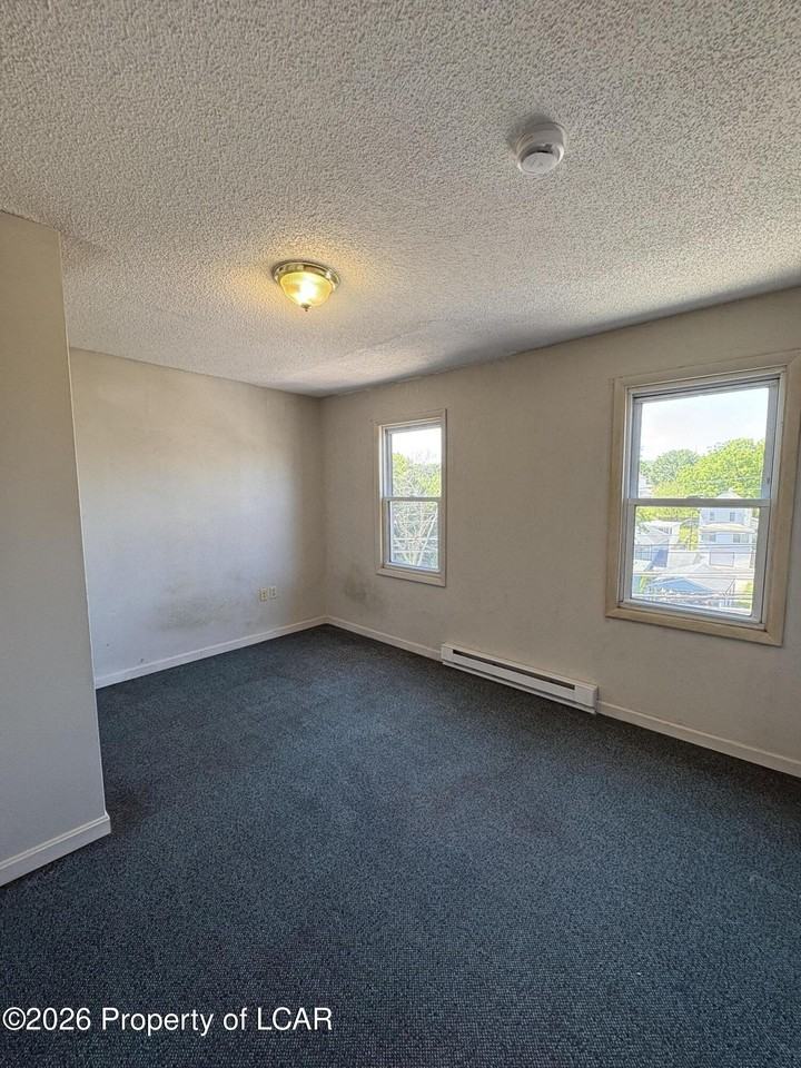 54 Diamond Ave - Photo 7 of 10