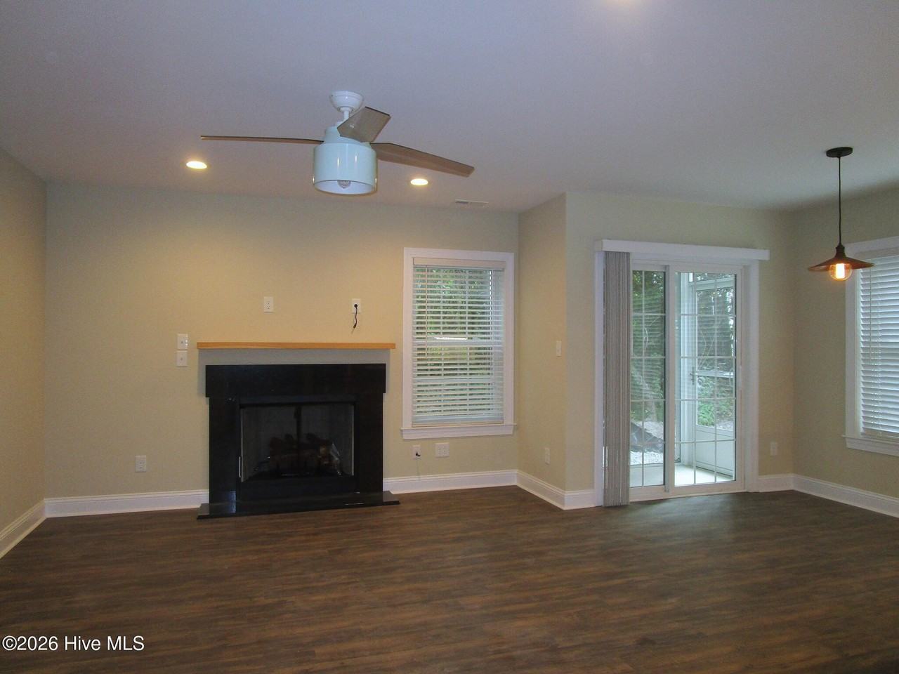 302 Holly St - Photo 3 of 15