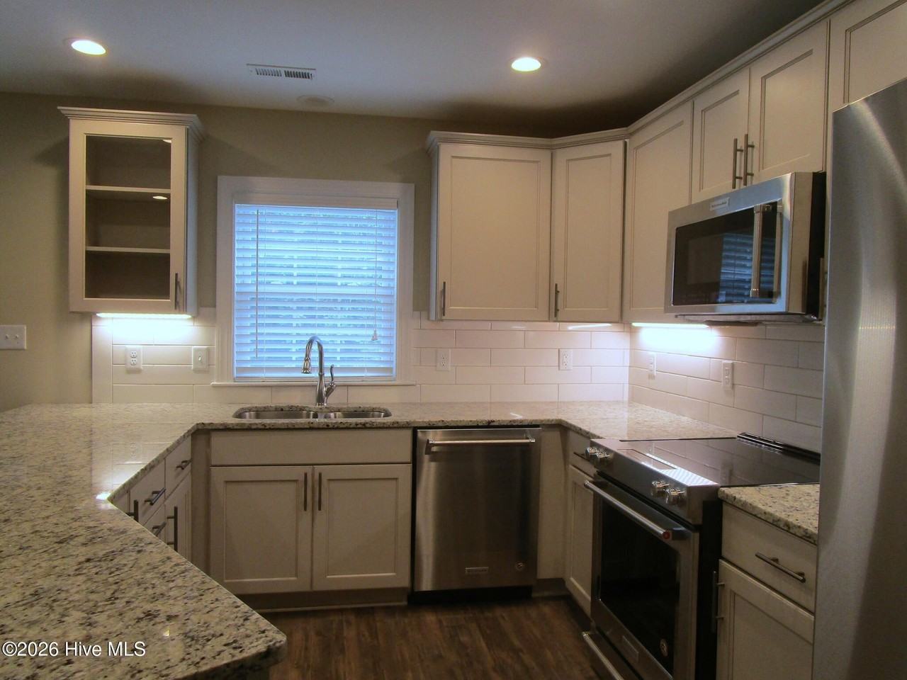 302 Holly St - Photo 4 of 15