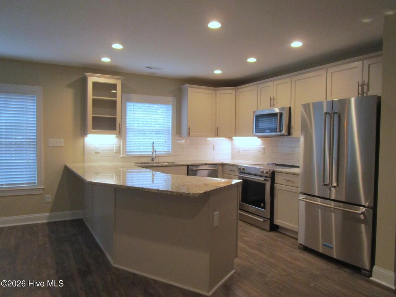 302 Holly St - Photo 5 of 15