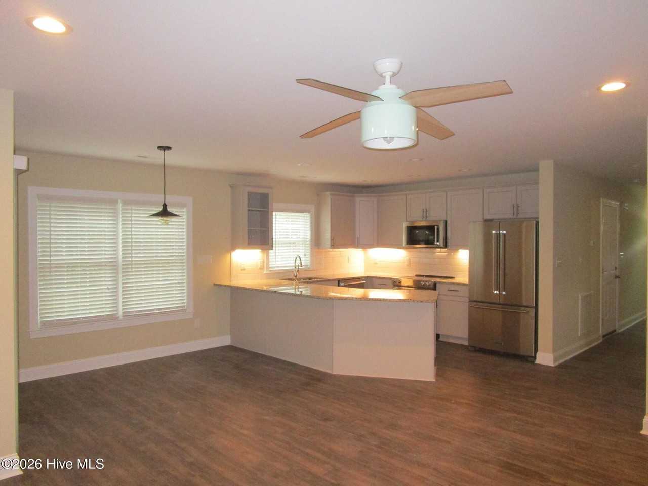 302 Holly St - Photo 6 of 15