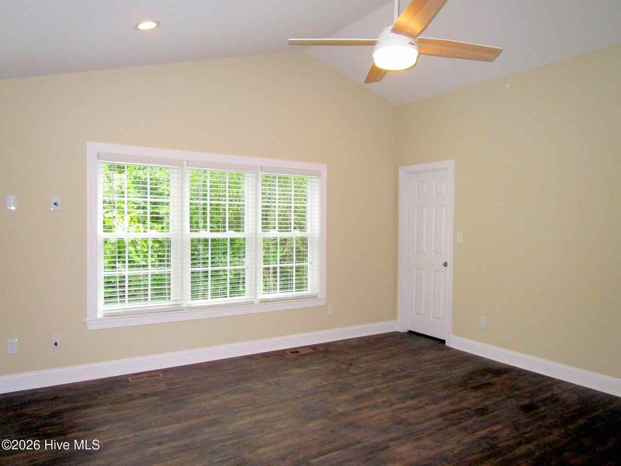 302 Holly St - Photo 7 of 15
