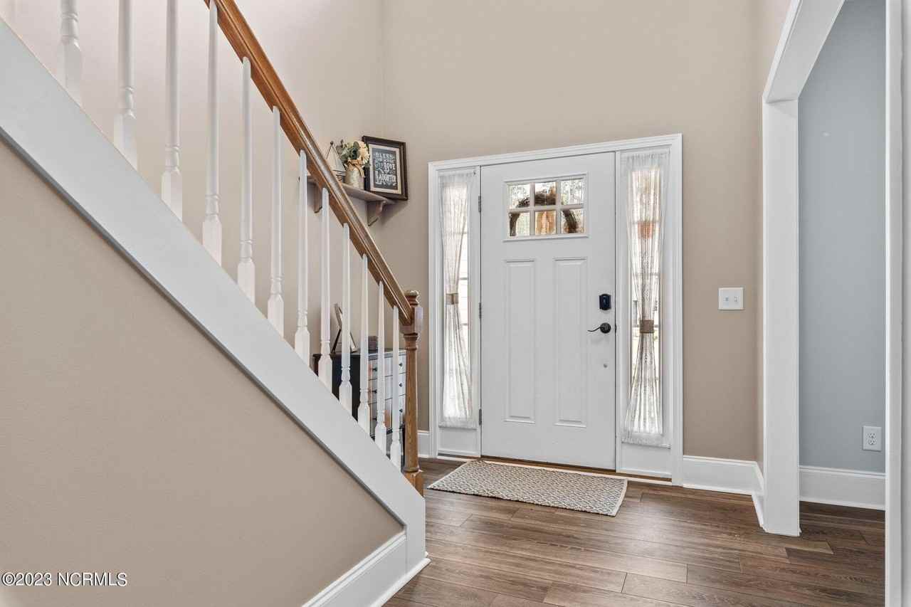 160 Argyll Ave - Photo 5 of 36