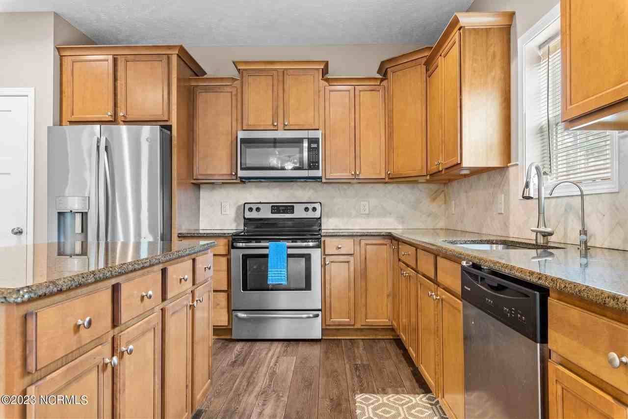 160 Argyll Ave - Photo 7 of 36