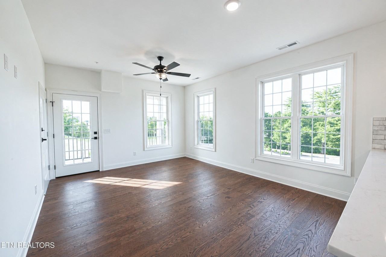 410 E Church Ave - Photo 4 of 27