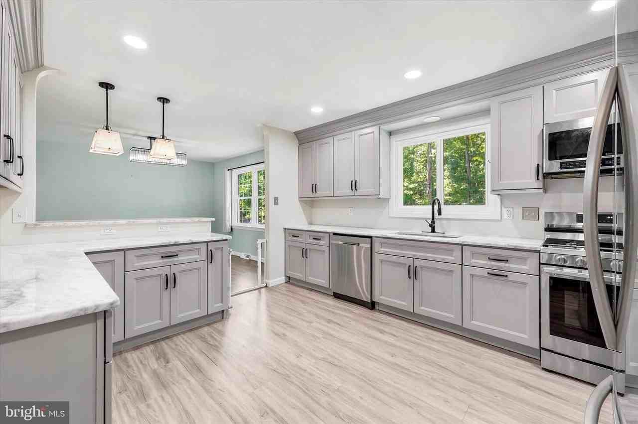 6 Janice Dr - Photo 5 of 23