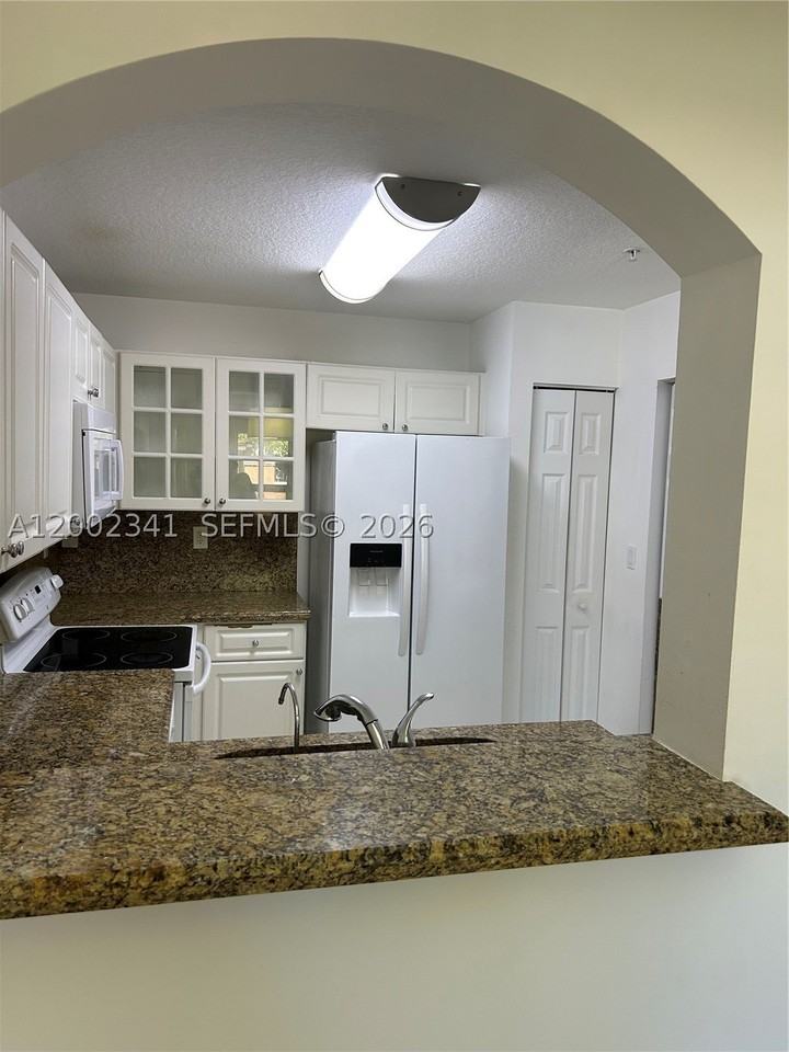 915 Sw 143rd Ter #2008 - Photo 3 of 11