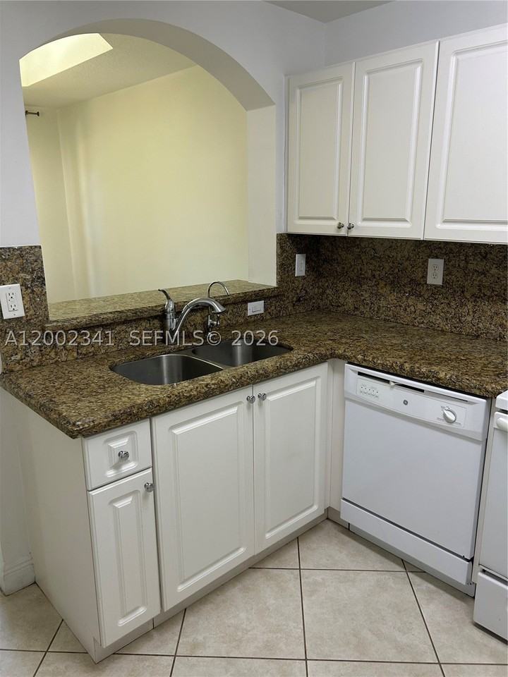 915 Sw 143rd Ter #2008 - Photo 4 of 11