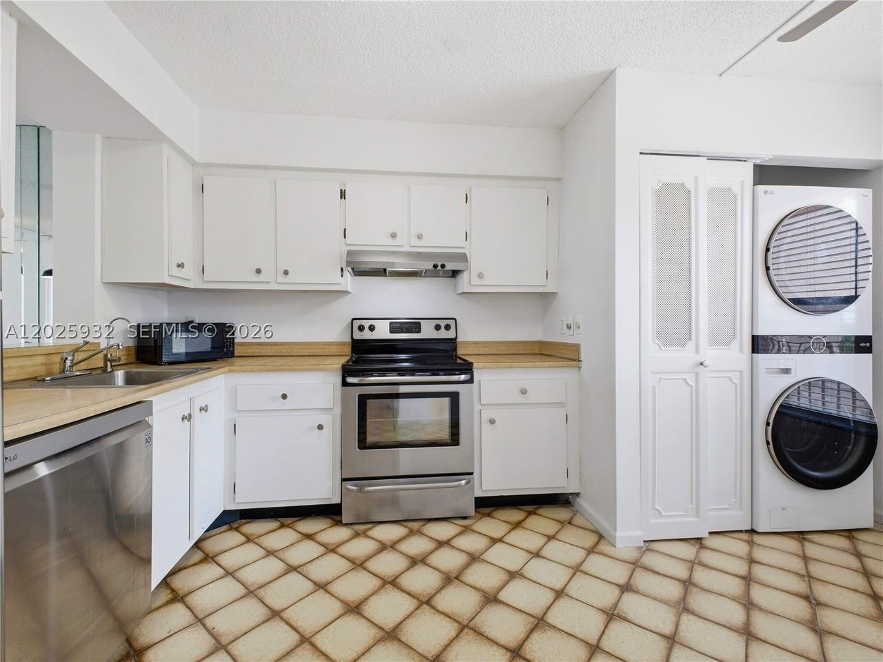 14623 Bonaire Blvd #405 - Photo 6 of 38