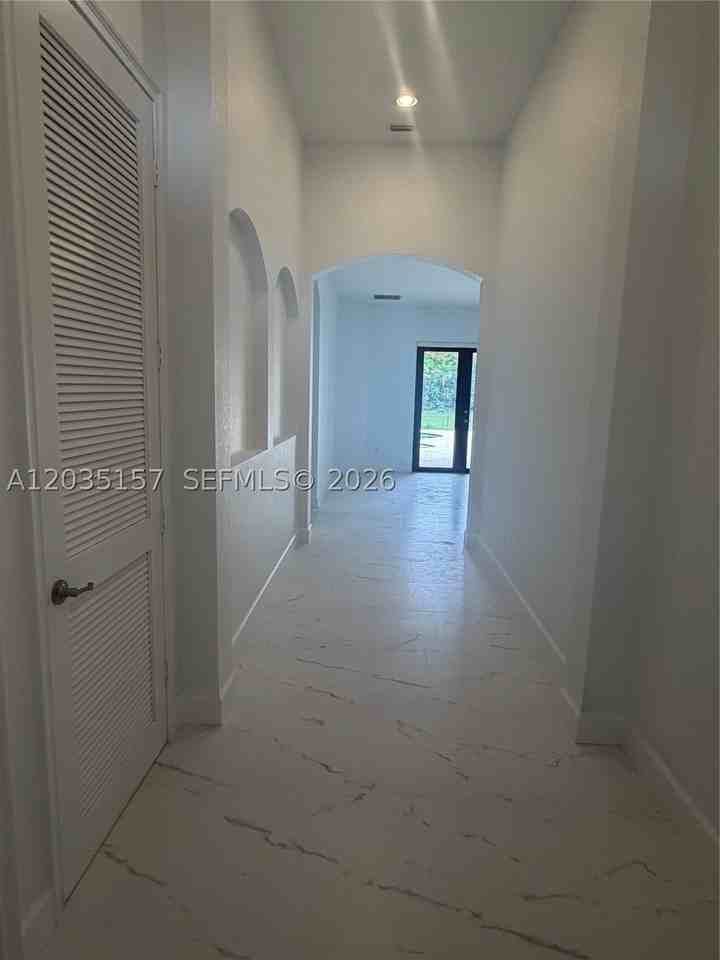 8711 Nw 41st St - Photo 3 of 18