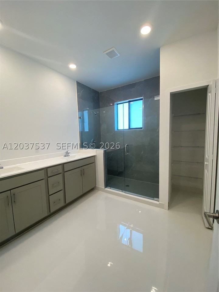 2402 Sw 145th Pl #0 - Photo 5 of 12