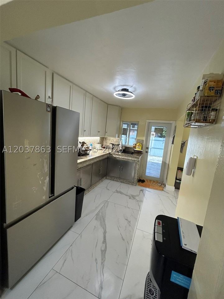 5157 Ne 5th Ave #1 - Photo 4 of 15