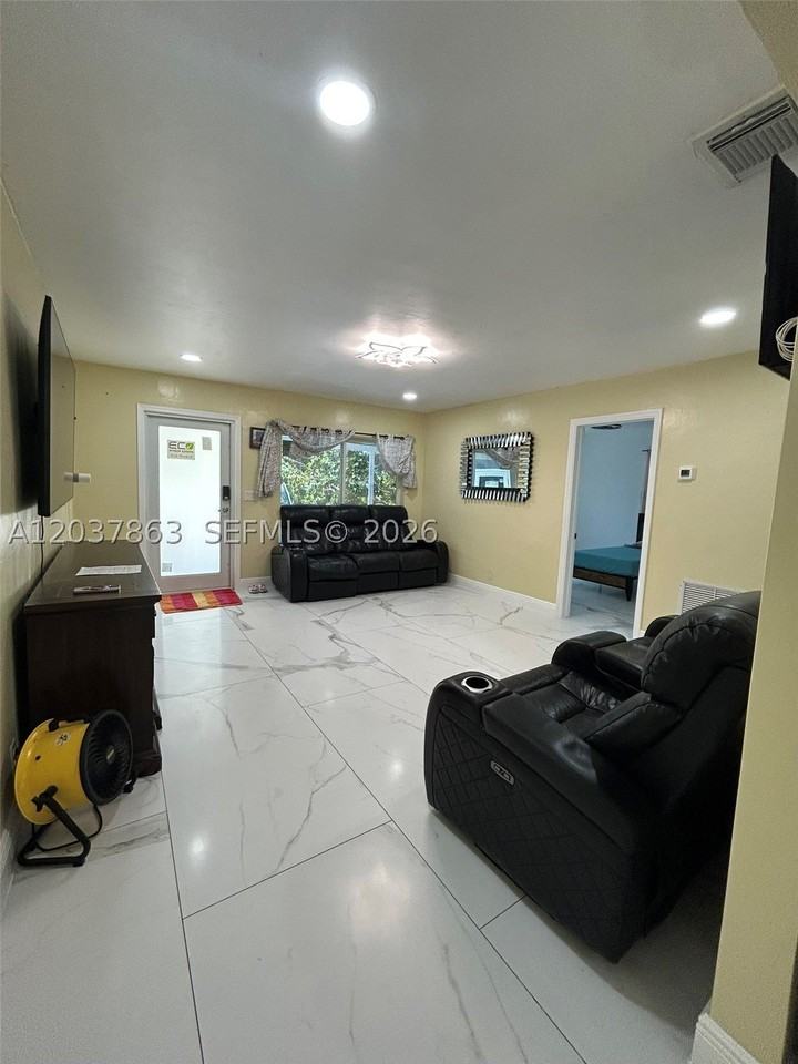 5157 Ne 5th Ave #1 - Photo 7 of 15